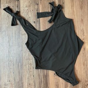 NWOT Black shoulder bow body suit 🖤